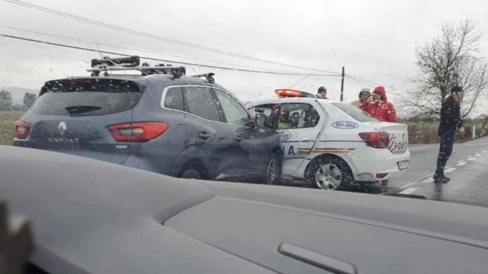 Accident teribil în Bistrița. Un copil a ajuns la spital. O mașină de poliție a fost implicată