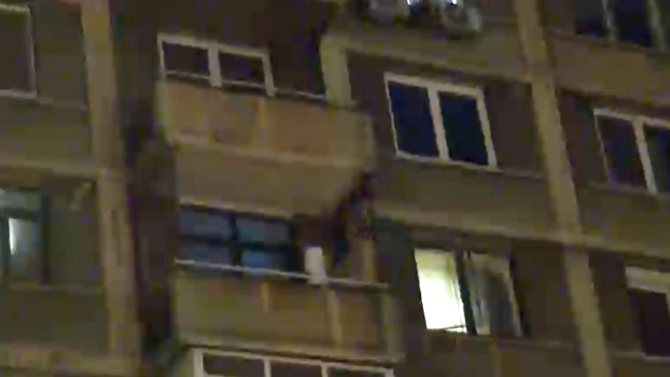 Viața într-un bloc cu bulină. „Un bunic a trimis nepoata lângă București: Dacă e să mor, să mor numai eu, nepoțica mea să fie în siguranță” 