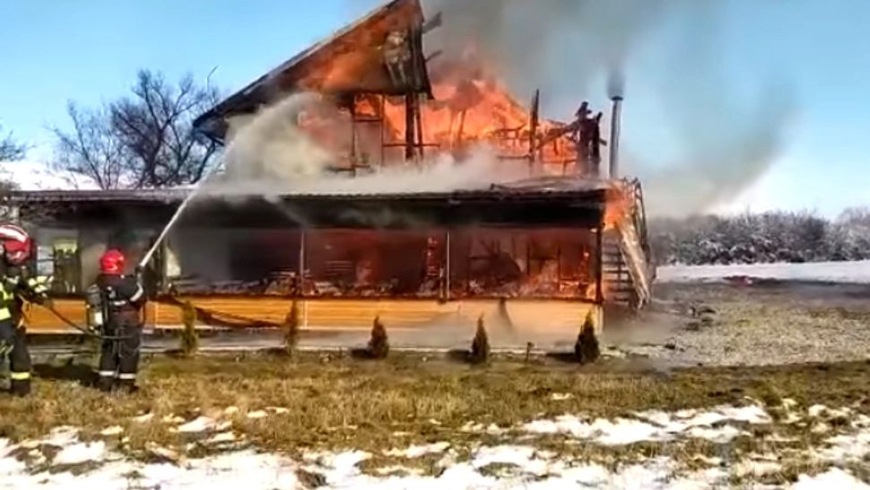 Incendiu de proporții în Hunedoara. O cabană a ars din temelii!
