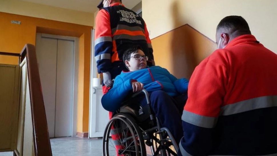  Ambulanțierii l-au urcat 7 etaje pe un elev imobilizat în cărucior după ce liftul a fost deconectat de la curent