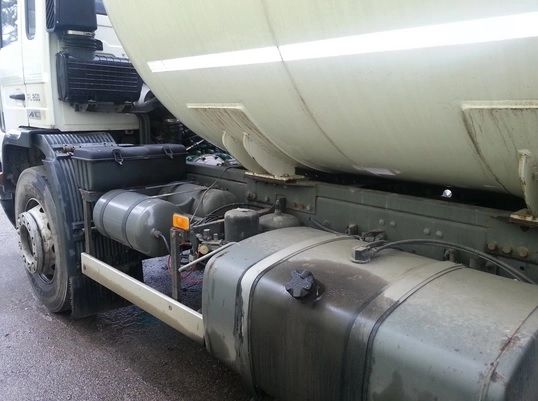 La un pas de tragedie în Bacău. Șofer BEAT, la volanul unui TIR cu 30 de tone de combustibil, oprit de polițiști - VIDEO