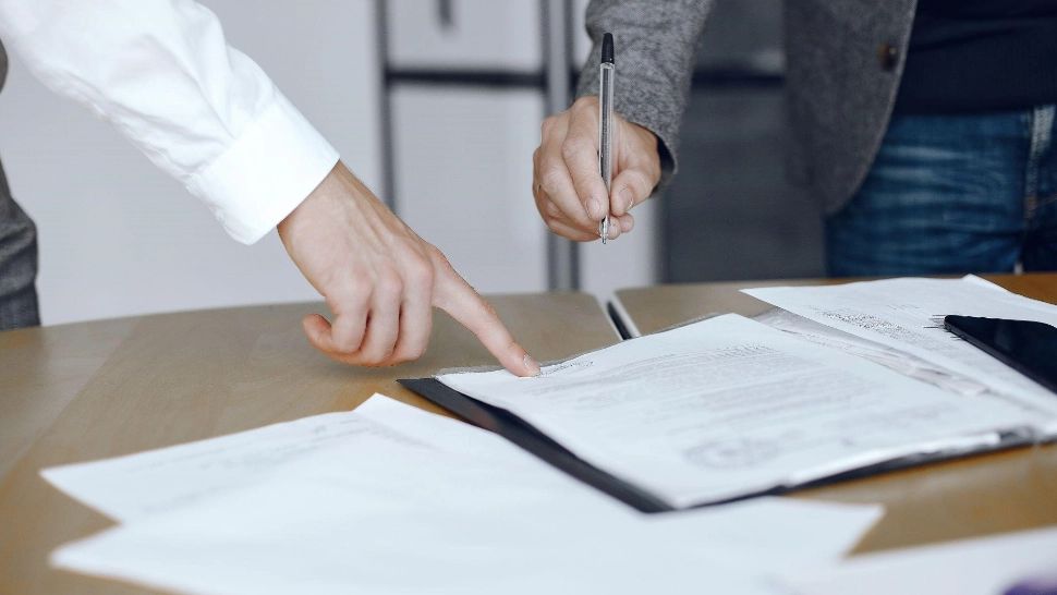 Reguli care încalcă drepturile omului în noul contract educațional. Părinții care nu semnează sunt amendați