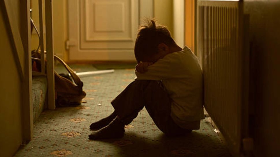 Noutate în instanțele din România: Un bărbat din Alba Iulia, dat în judecată pentru abuz emoțional asupra fiului său 