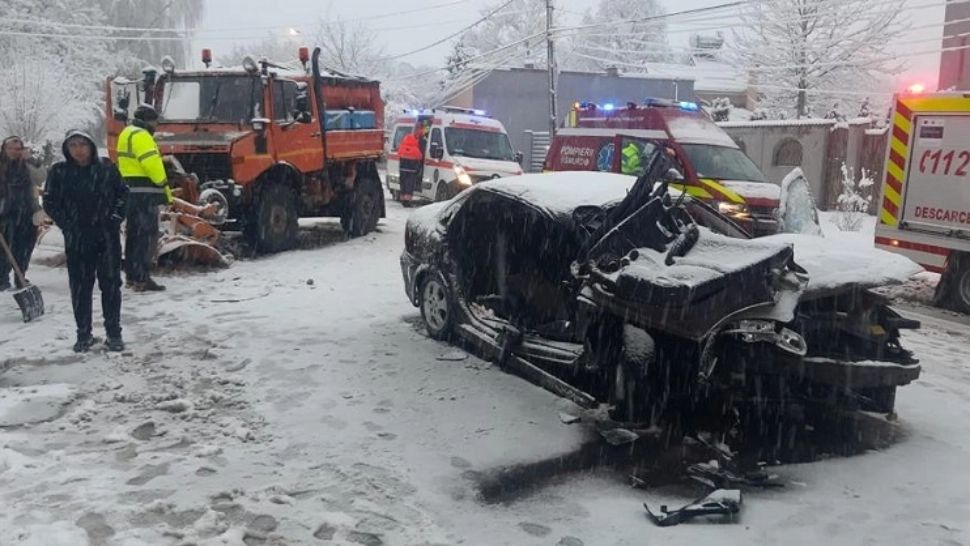 O femeie a murit după ce mașina în care se afla a intrat pe contrasens și s-a lovit de un utilaj de deszăpezire