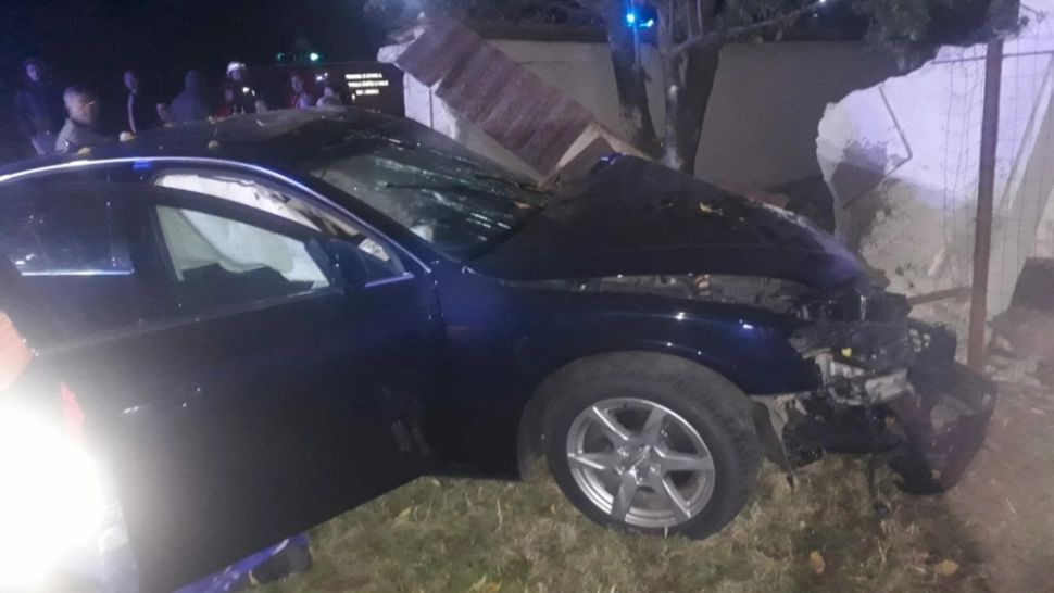 A intrat cu mașina închiriată în porțile unei școli și apoi a fugit luând cu el plăcuțele de înmatriculare, cheia auto și actele autoturismului