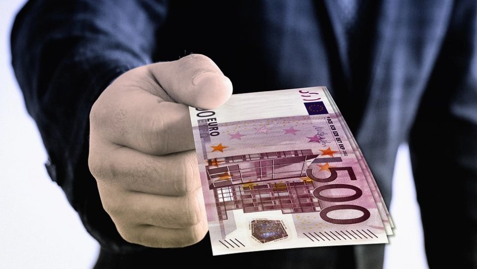 Un român și-a dat prietenul în judecată ca să-și recupereze banii. Datornicul îl tot amâna de ani de zile  