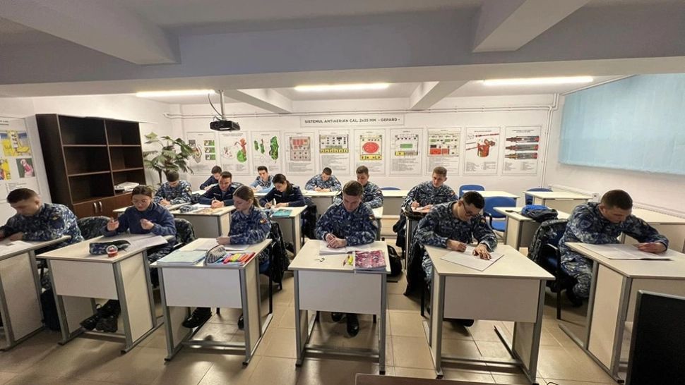 Admitere fără examen în școlile de subofițeri și maiștri militari. Ce NOTE contează 