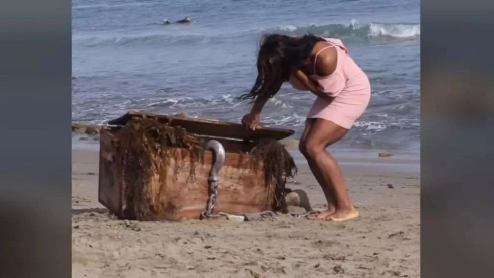 VIDEO – O tânără a văzut un cufăr naufragiat pe plajă și a ridicat capacul să vadă ce e înăuntru – Șoc uriaș