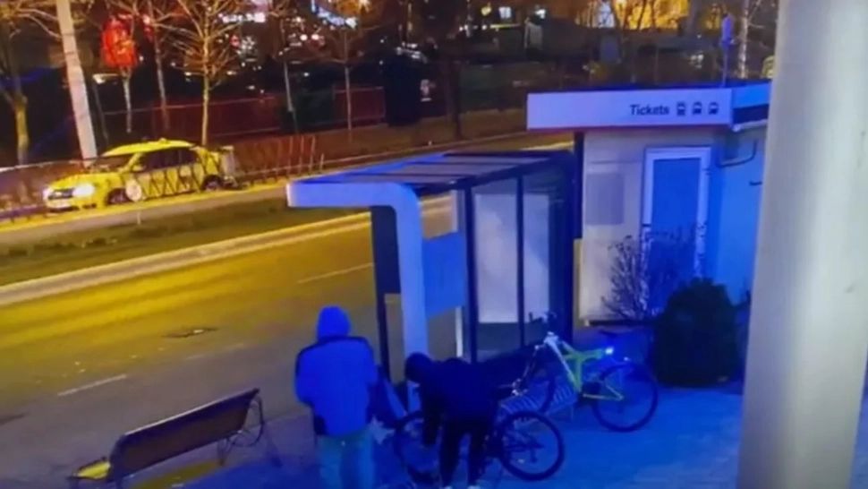 Hoți de râsul lumii. Au furat o bicicletă în 18 secunde și au fost prinși după alte 3 - VIDEO