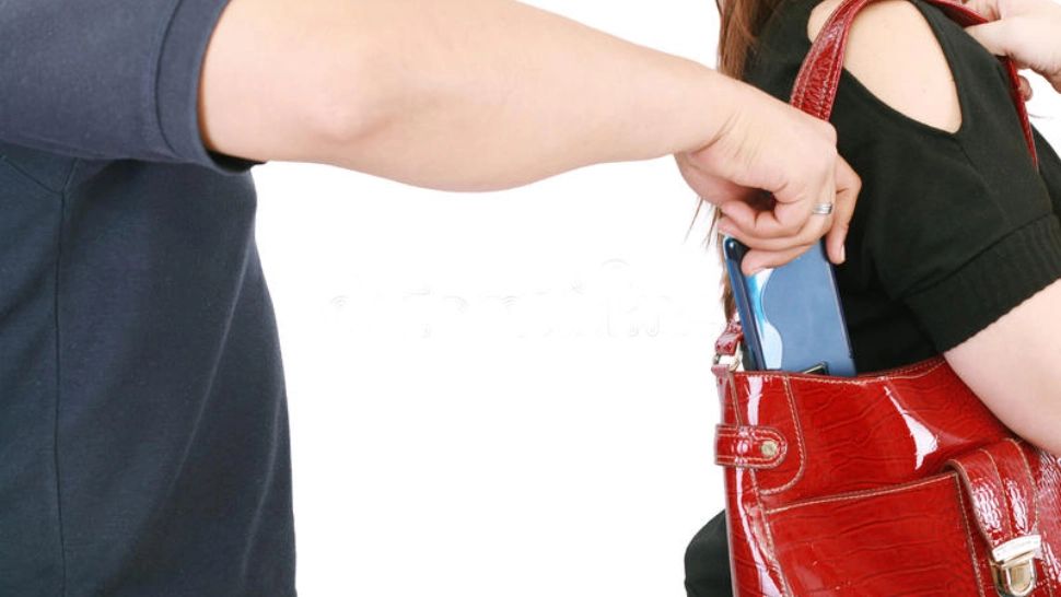 Tânără tâlhărită, agresorul a intrat peste ea în hotelul unde fugise să se adăpostească