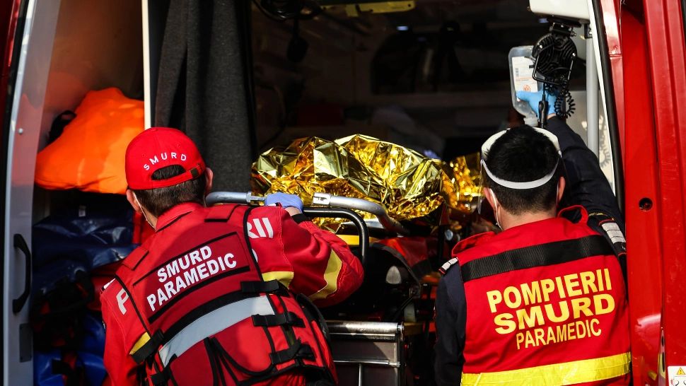 Incendiu la un cămin din Iași: zeci de oameni, evacuați. O persoană a fost găsită carbonizată