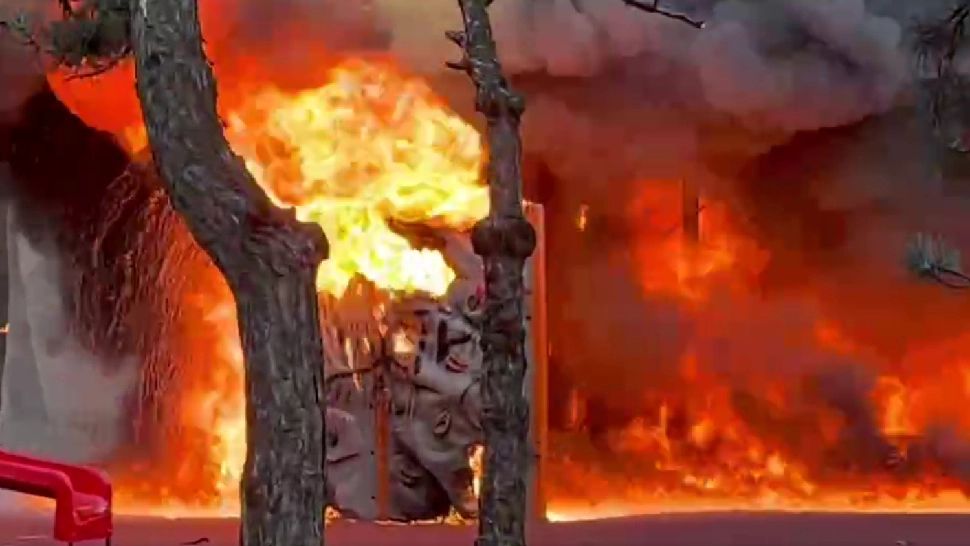 Loc de joacă în flăcări, în zona parcului IOR din București. Imagini spectaculoase - VIDEO