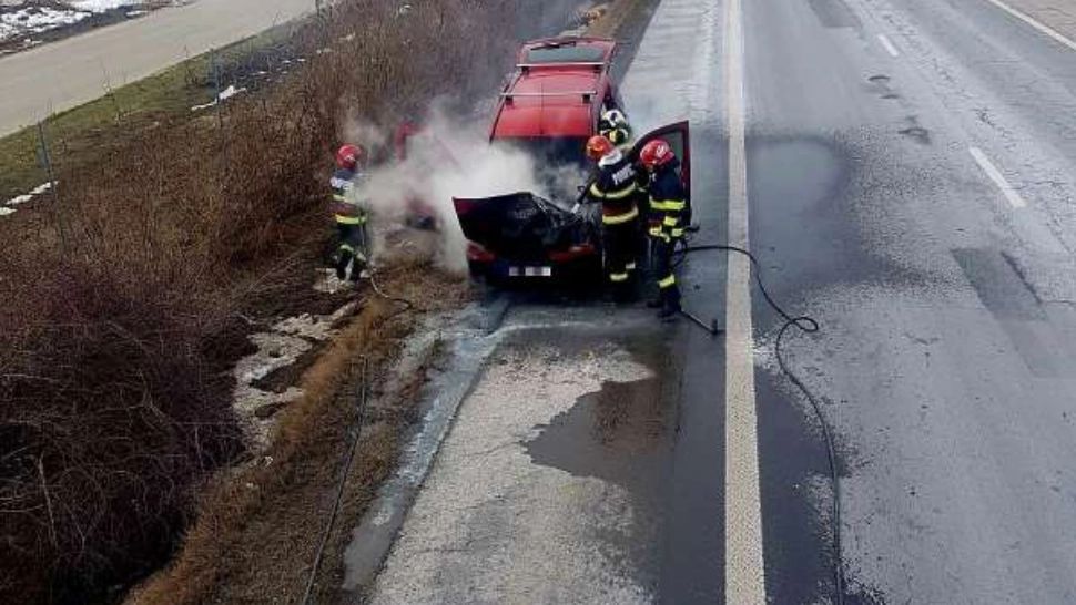 Un autoturism a luat foc pe autostrada A1 la km 24, pe sensul de mers spre Capitală