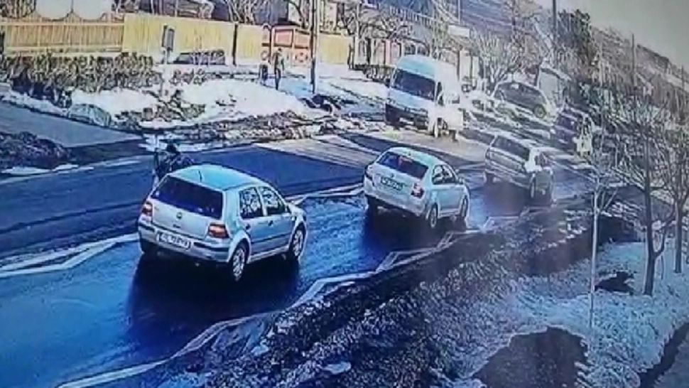 Două minore, lovite în plin de o autoutilitară pe trecerea de pietoni - VIDEO