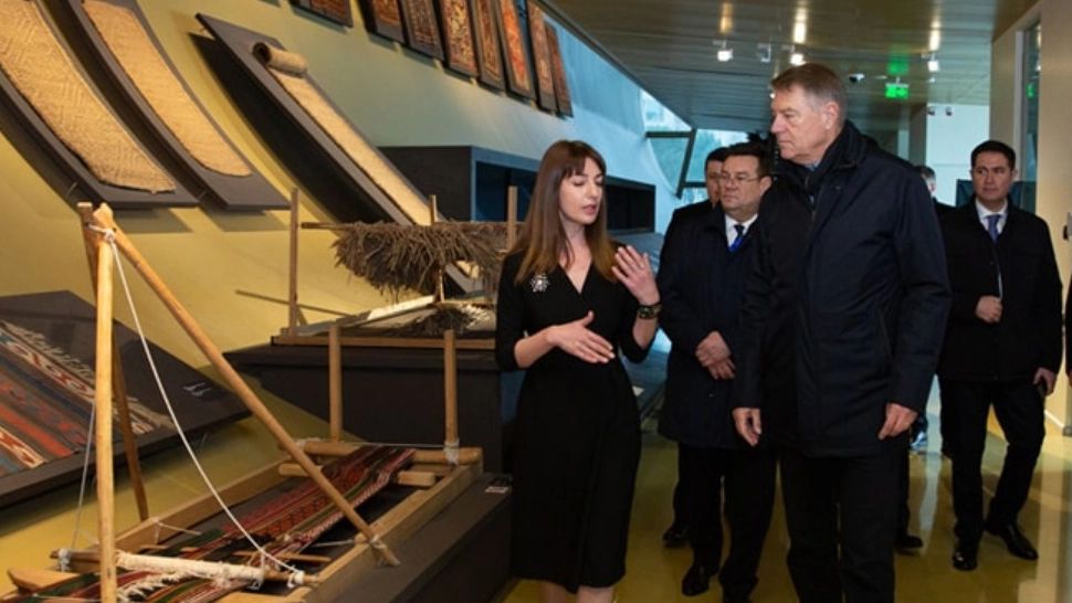 Preşedintele Klaus Iohannis a vizitat Muzeul Naţional al Covorului de la Baku - FOTO
