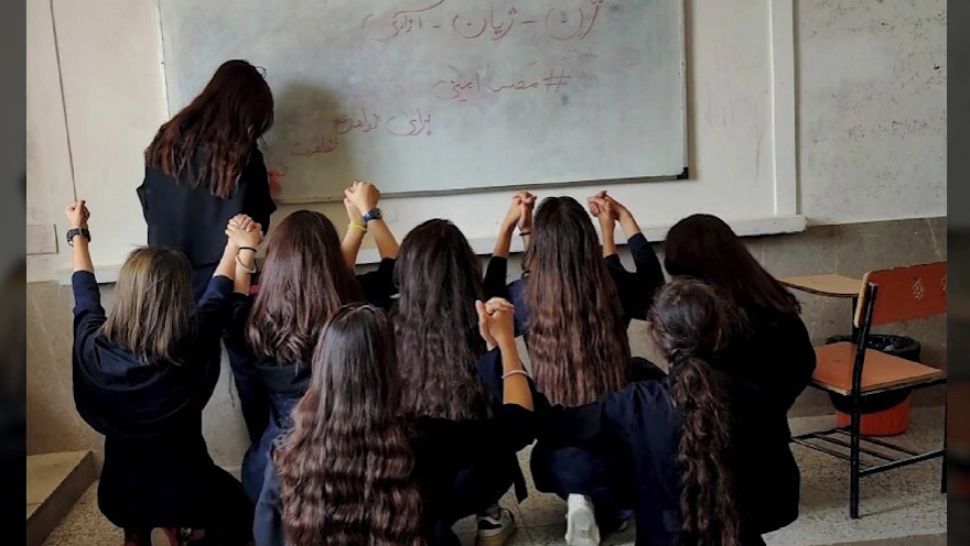 O armă chimică făcută artizanal a ucis sute de eleve într-o școală din Iran