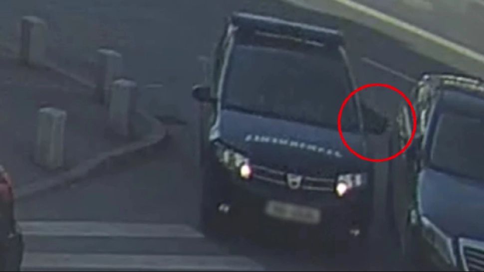 Gest halucinant: Un jandarm a fost filmat când vandaliza o mașină. Direct din duba jandarmeriei!