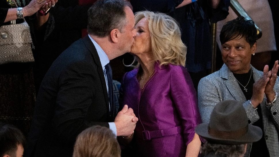 Un sărut cât „Starea Națiunii”. Cât îl aștepta pe Joe, Jill Biden l-a sărutat pe gură pe soțul Kamalei Harris (VIDEO)