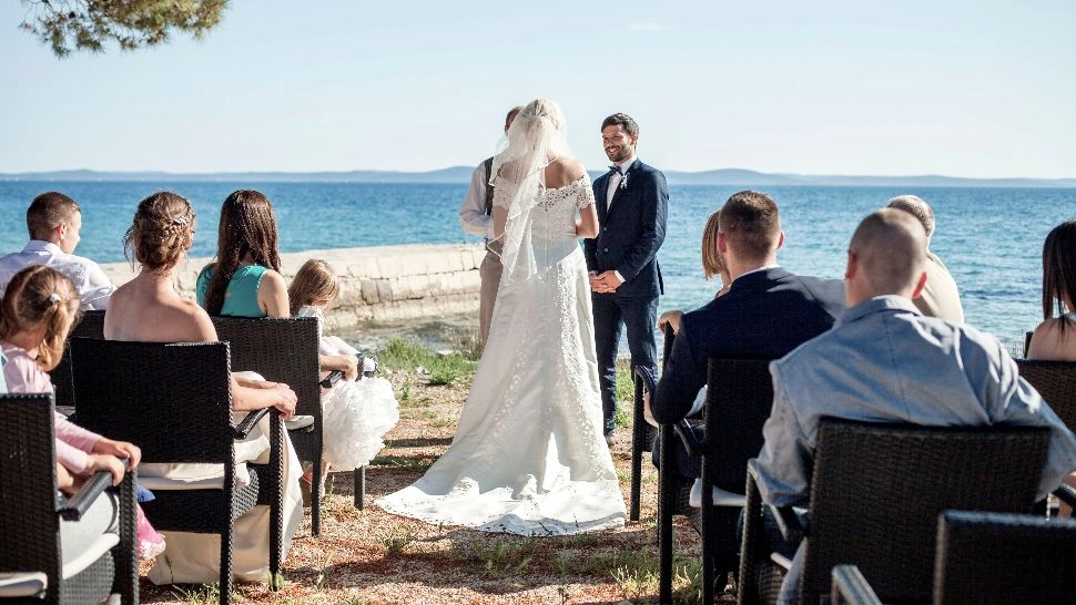 L-a săltat politia chiar când se pregătea să spună "DA". Cum a reacționat cea care urma să-i fie soție - VIDEO 