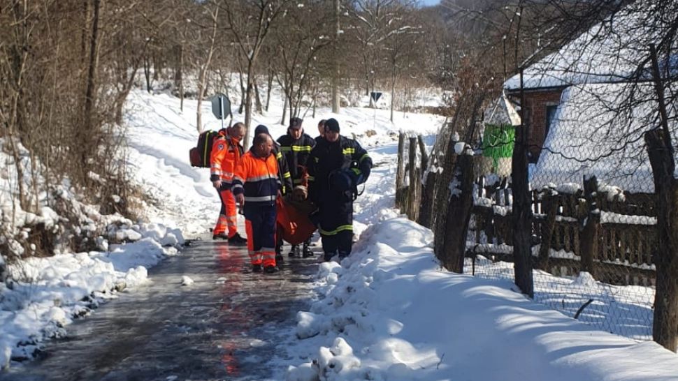 Pacient cărat de pompieri cu prelata mai mult de un kilometru. Ulița satului era plină de gheață și zăpadă (FOTO)