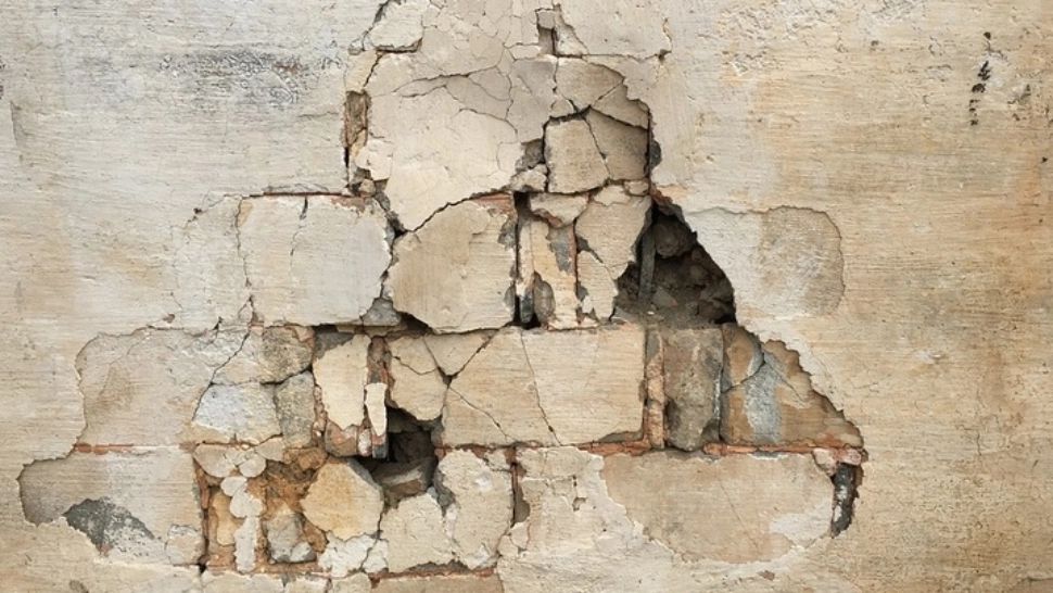 La 3 ani de la decesul soțului, a renovat casa. Tulburător ce a găsit în perete, într-o ascunzătoare secretă