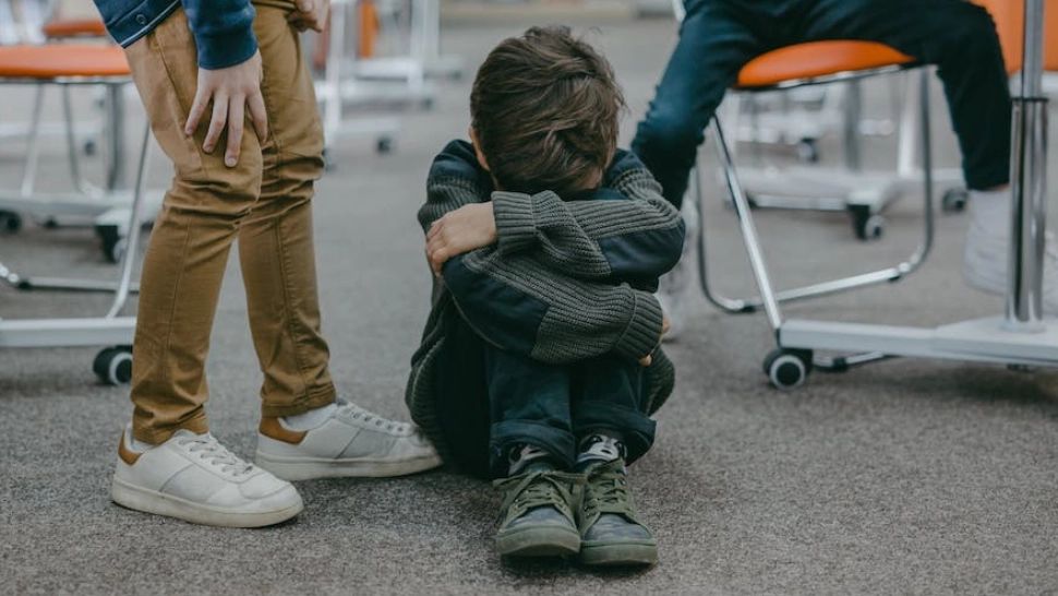 Caz revoltător la Bacău: Elev minor, băgat într-o cușcă de câini. Colegii îl umilesc repetat de un an de zile, inspectoratul, acuzat că nu face nimic