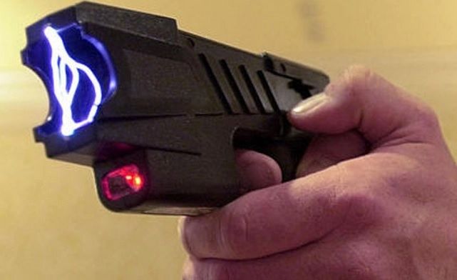 Directorul DSP care a folosit arma cu electroșocuri pe un coleg, detașat la Galați - sancționarea, apă de ploaie