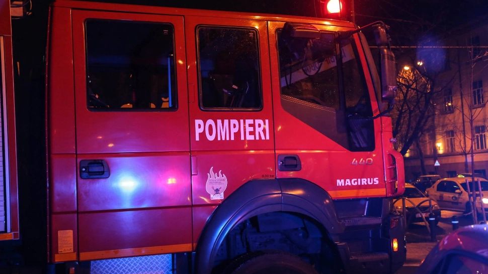 Incendiu la un hotel din Brașov, oamenii și-au petrecut noaptea în mașini - VIDEO
