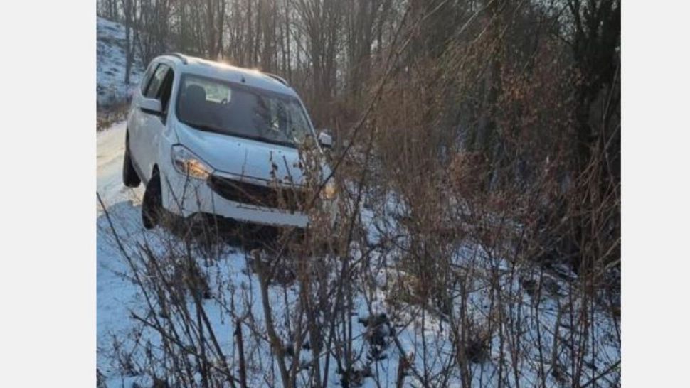 Operațiune de salvare ca în filme. Bărbat, scos în viață dintr-o mașină aflată pe marginea prăpastiei. Orice mișcare i-ar fi fost fatală (FOTO)