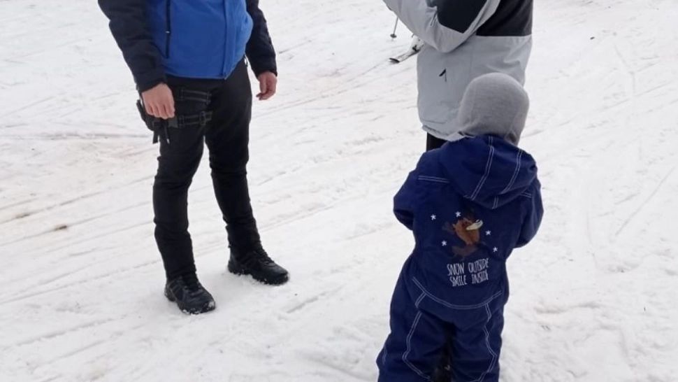 Copil de 5 ani, rătăcit pe o pârtie din Predeal, găsit de jandarmii montani 