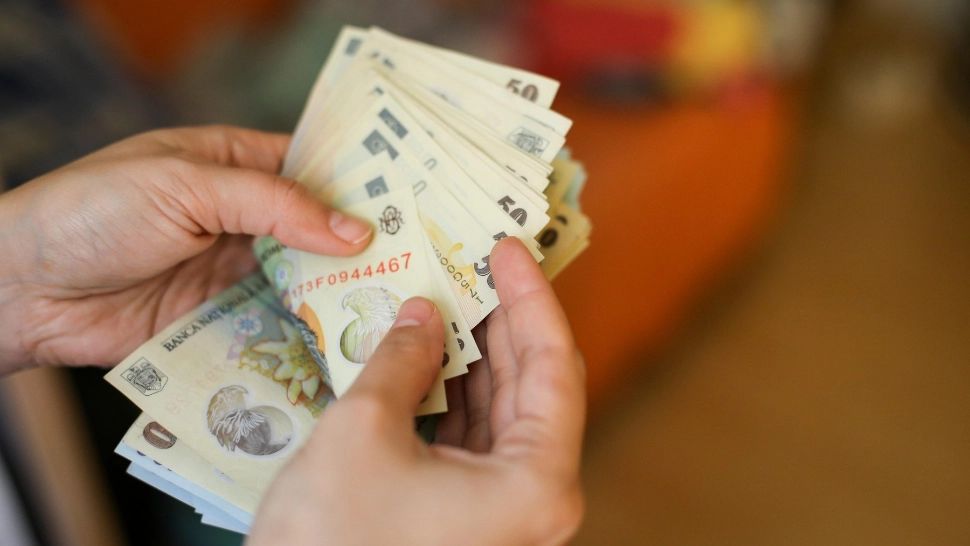 Mai multe categorii de români vor avea venituri mai mari de la 1 martie! Vezi dacă de încadrezi