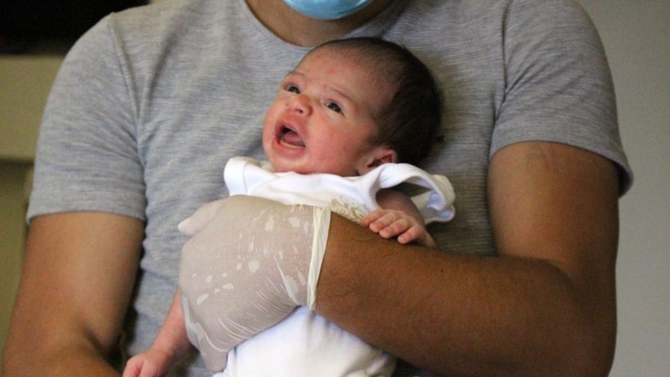 Cum pot câștiga tații încă 15 zile de concediu paternal. Modificarea legislativă pe care mulți nu o cunosc