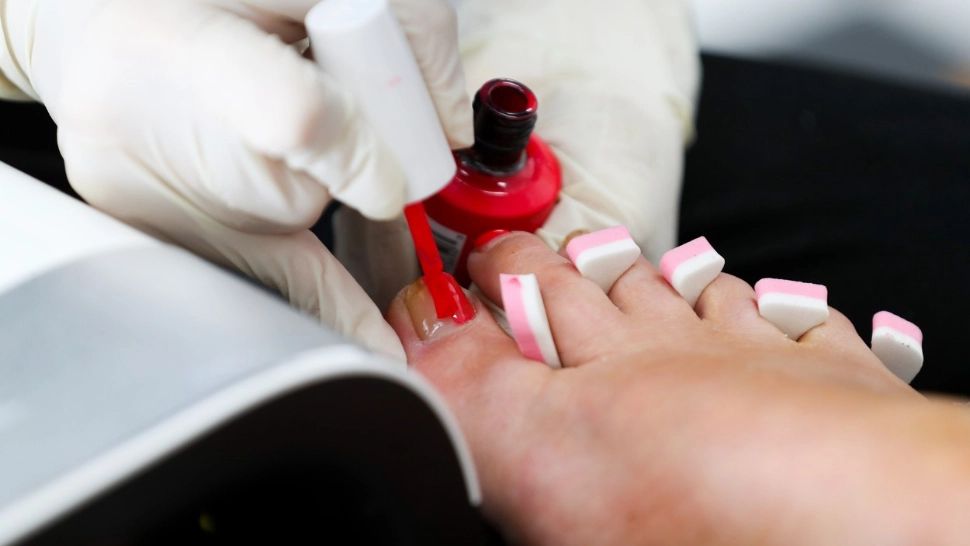 Salon de manichiură în sala de Consiliu a unei primării din Bacău - VIDEO VIRAL