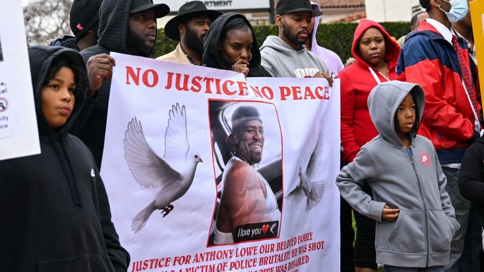 Bărbat fără picioare, împușcat mortal de polițișți. Scene șocante în plină stradă - VIDEO