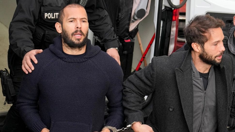 Modelul masculului alfa promovat de Andrew Tate a devenit o problemă majoră în școli. Elevii hărțuiesc profesoarele și colegele