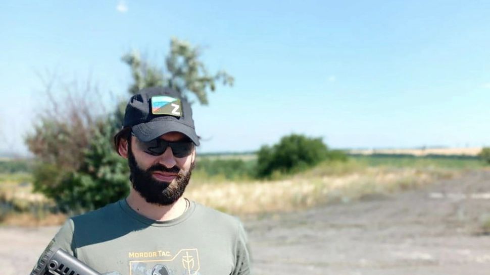 Rusul care se lăuda cu un craniu al unui soldat ucrainean, împușcat în cap chiar de compatrioți