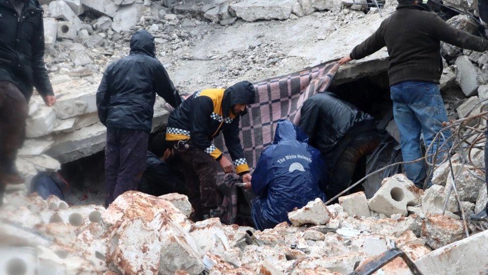 Sacrificiu suprem în mijlocul tragediei din Siria. O mamă a născut sub ruine, după care a murit