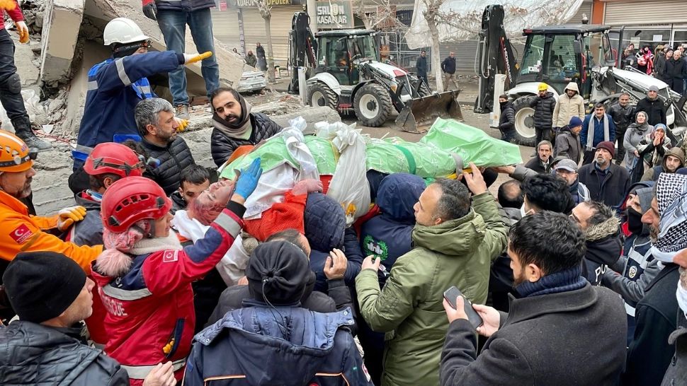 Miracol în mijlocul tragediei din Turcia. 2 surori, salvate după zeci de ore, de sub tone de ruine - FOTO