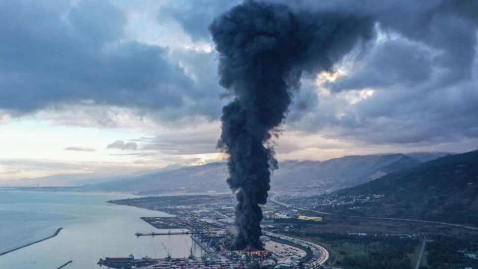 Dezastru după dezastru în Turcia. Este Iadul pe pământ într-un port de la Mediterană, din cauza unui incendiu uriaș - VIDEO