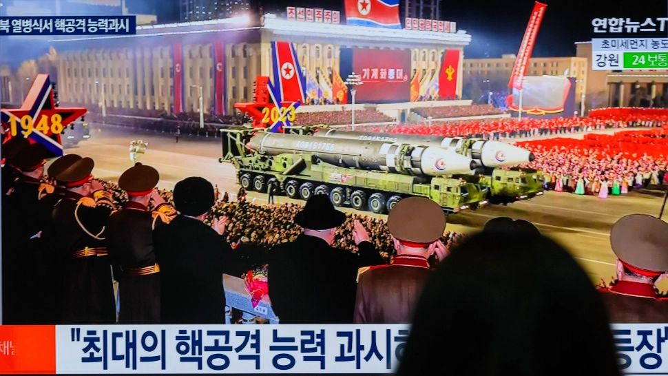 Kim Jong Un afișează ostentativ o nouă rachetă balistică intercontinentală! Arma, dezvăluită în cadrul unei parade miliare menite să sperie Occidentul