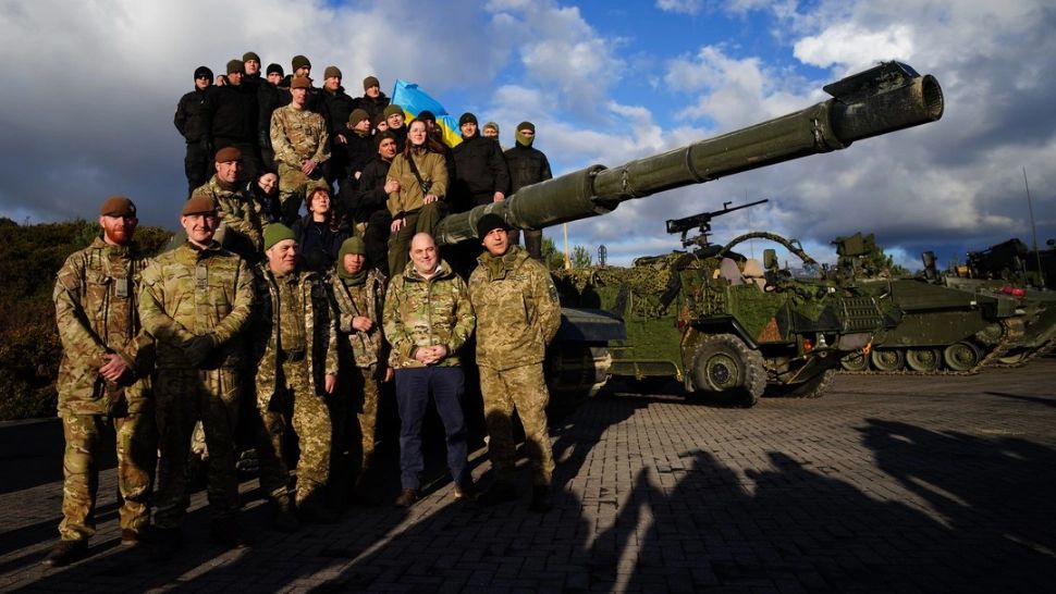 Cehia a înarmat Ucraina până în dinți: 89 de tancuri, 33 de lansatoare de rachete, sute de mașini grele. Bilanț impresionant prezentat de premierul ceh