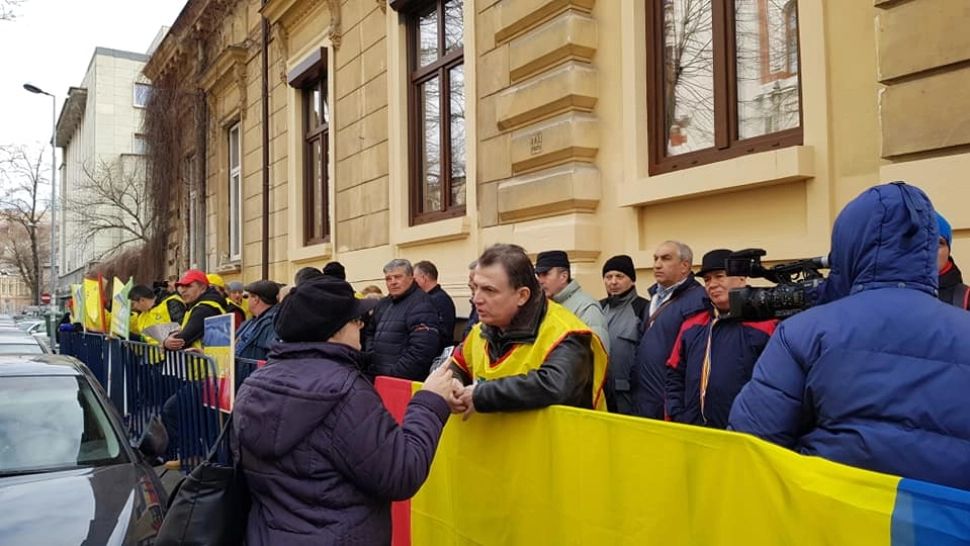 REVOLTĂ în fața Guvernului: profesorii ies în stradă din cauza salariilor mici - Și alte categorii amenință cu proteste