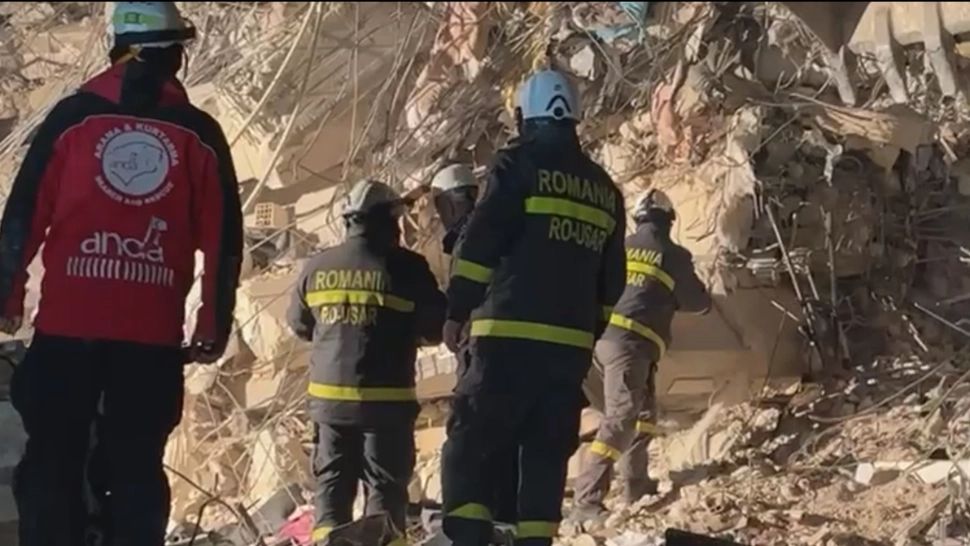 Încă o minune reușită de salvatorii români în Turcia. Femeie scoasă în viață de sub ruine, după 9 ore de săpături -VIDEO