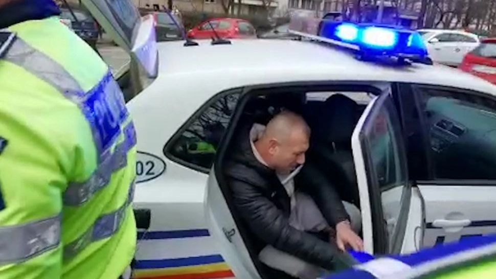 Un vitezoman a fugit de polițiști și a lovit 7 mașini: O femeie a ajuns la spital - Bărbatul era drogat și fără permis