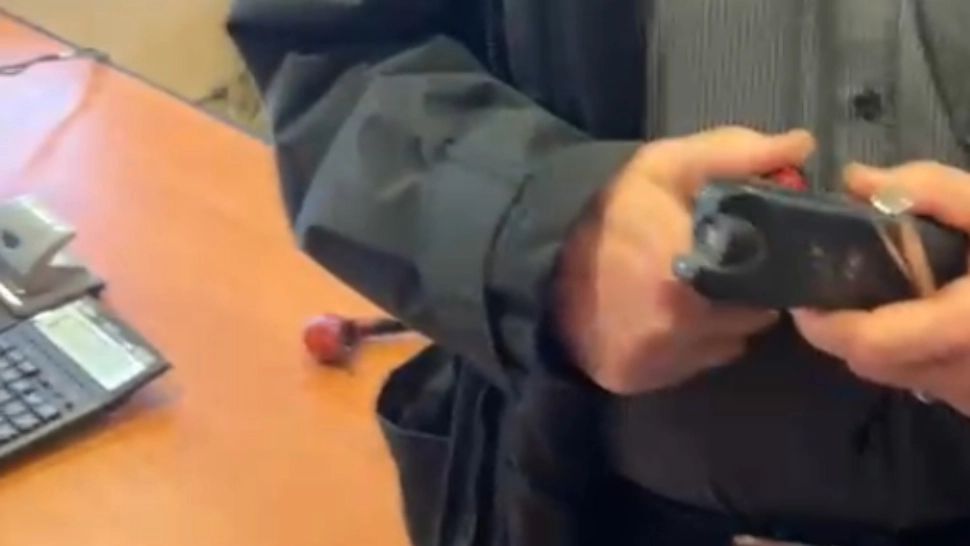 Directorul economic al DSP Arad a venit la serviciu cu un electroșoc și l-a folosit pe un coleg. Angajații au sunat disperați la 112