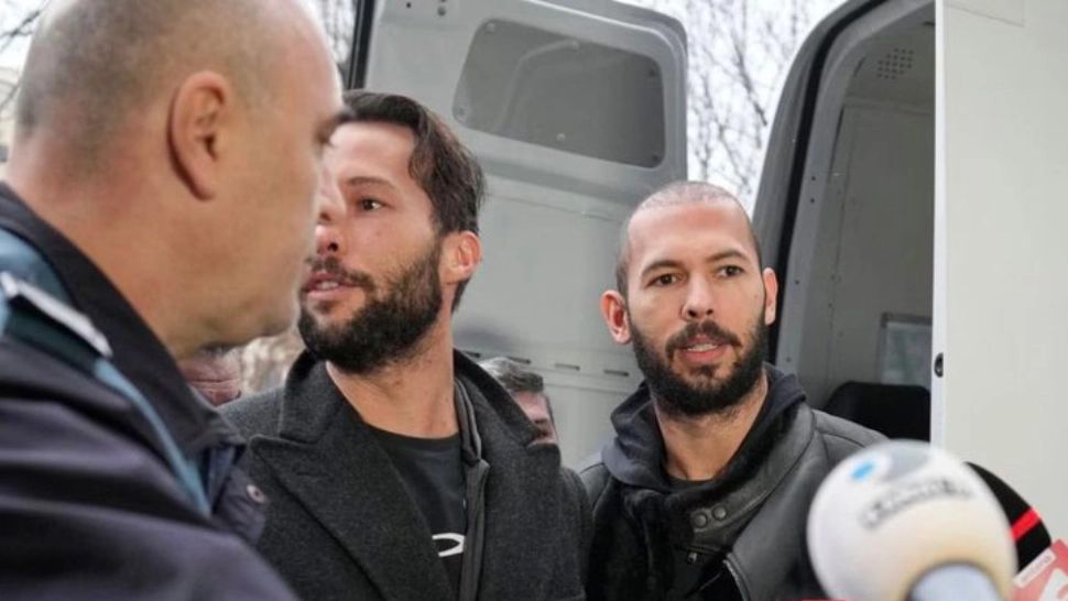 Frații Tate, scoși din Arest pentru ultima rundă de percheziții informatice. Milionarii britanicii nu au vorbit cu reprezentanții presei 