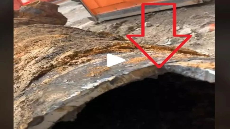 VIDEO – Ce se află în interiorul țevilor de apă potabilă – După ce vezi imaginile astea o să te gândești de două ori înainte să bei apă de la robinet