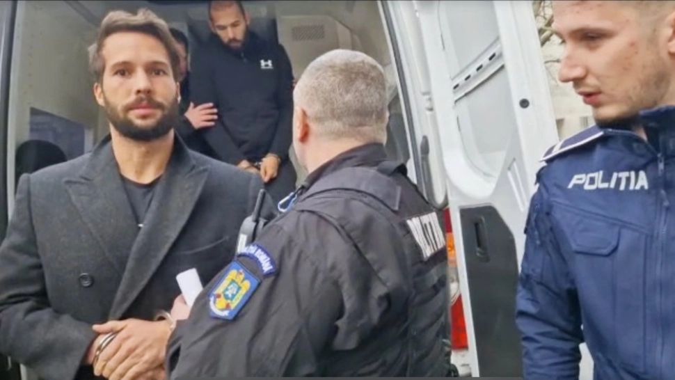 Momentul în care Tristan Tate strecoară un bilet unei jurnaliste - incredibil ce scria pe hârtie! DETALIUL făcut public acum