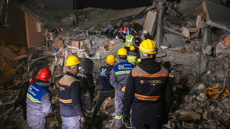 Cutremur Turcia. Încă o salvare spectaculoasă. Copil de 8 ani, scos viu de sub dărâmături după 81 de ore