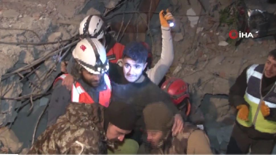 Gestul șocant pe care l-a făcut un adolescent pentru a supraviețui 94 de ore sub dărâmături, în Turcia